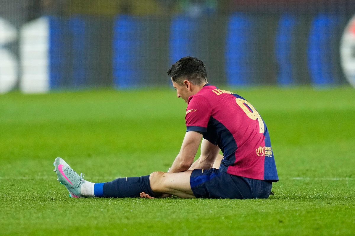 Tension at FC Barcelona: Lewandowski's Future in Jeopardy