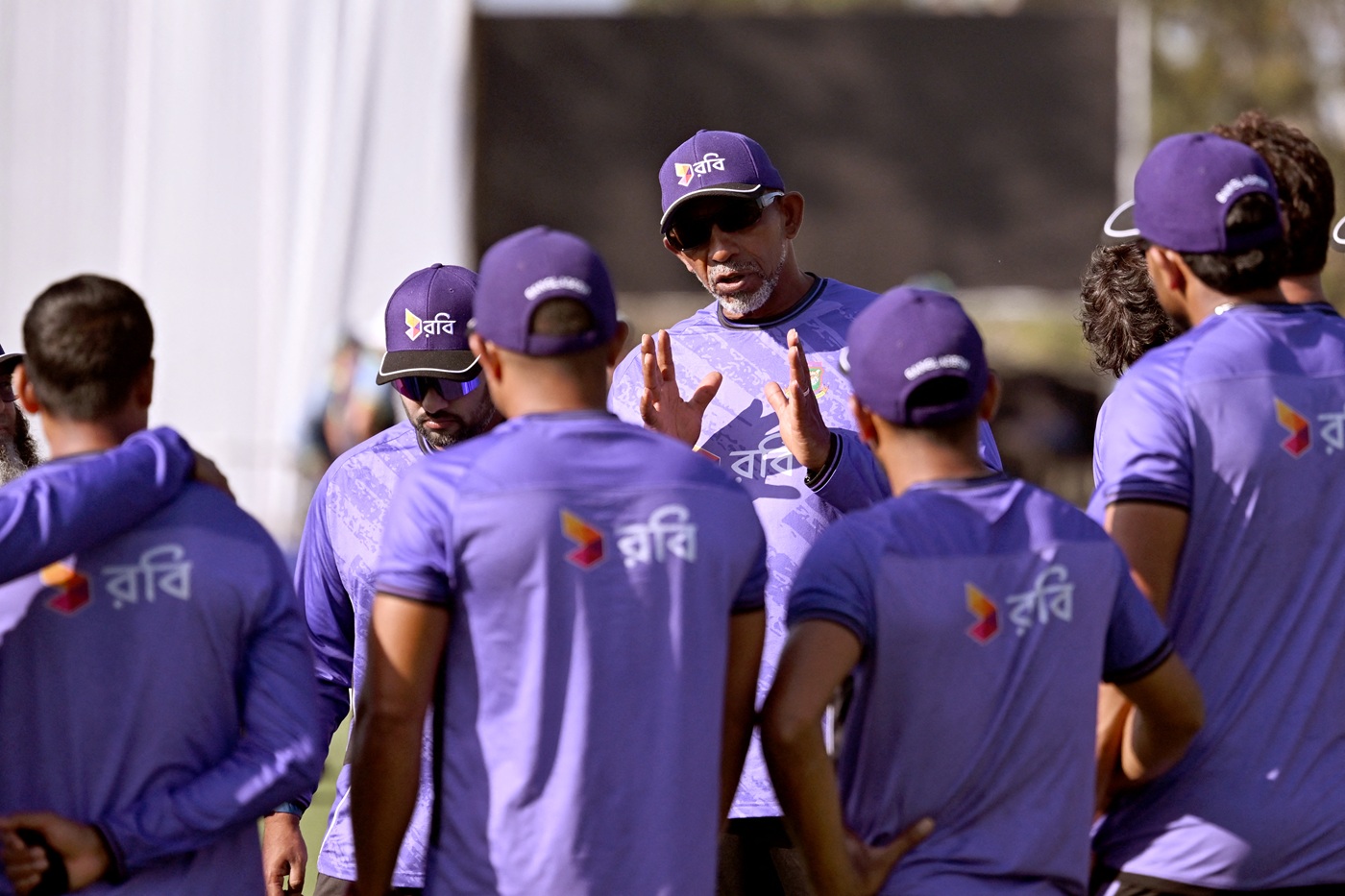 Australia stumbles on Day 1 after restricting Bangladesh to 64